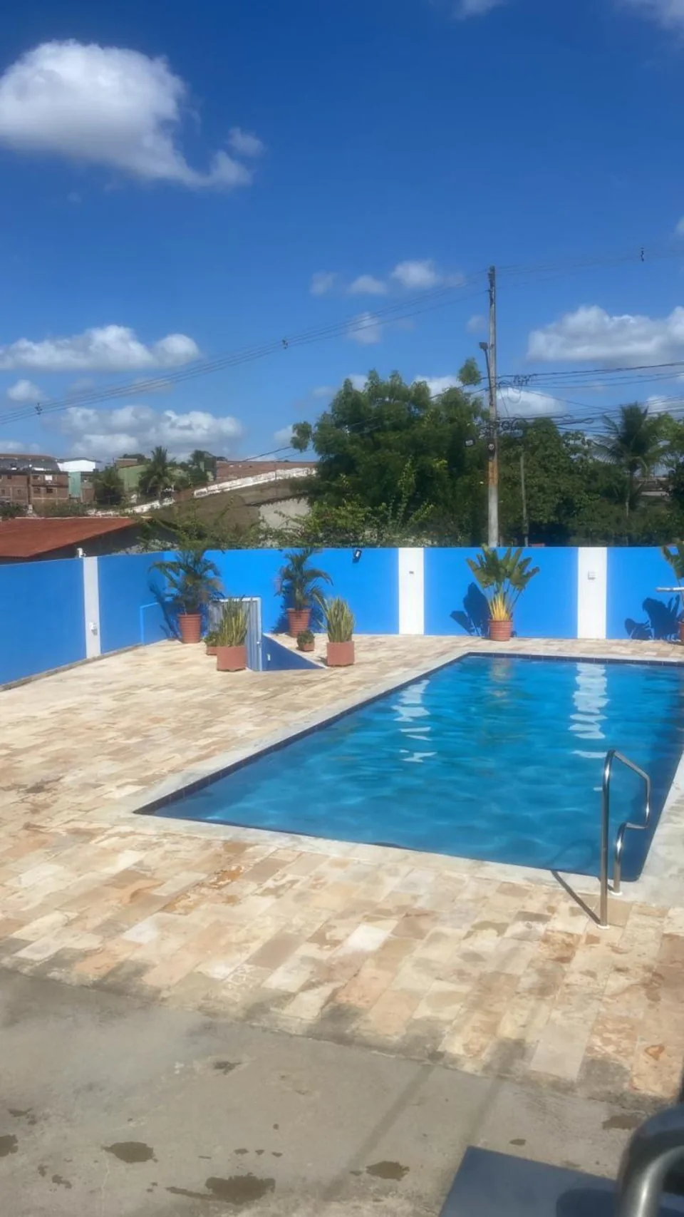 Vista ampla da piscina e da área externa do Espaço Acqua Pinheiro