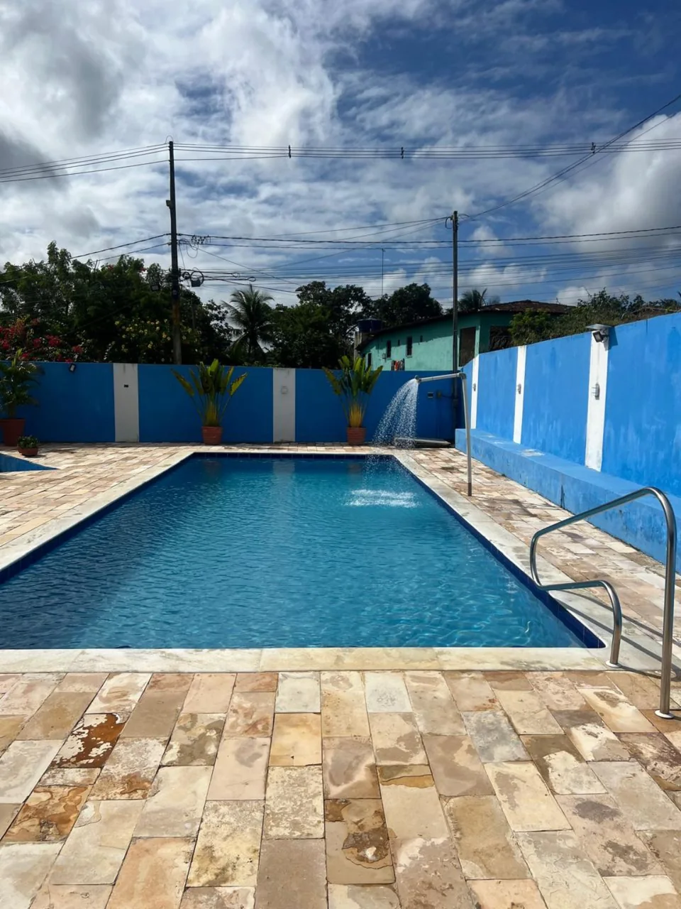 Piscina do Espaço Acqua Pinheiro com cascata, corrimão e área externa